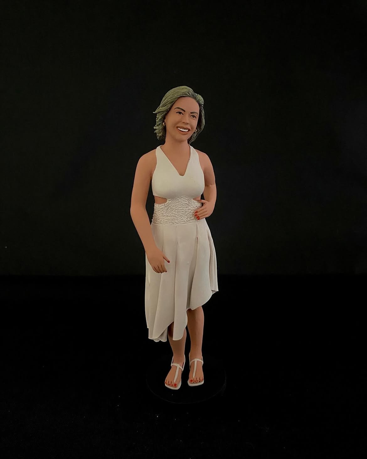 Miniatura 3D personalizada de uma mulher de vestido branco