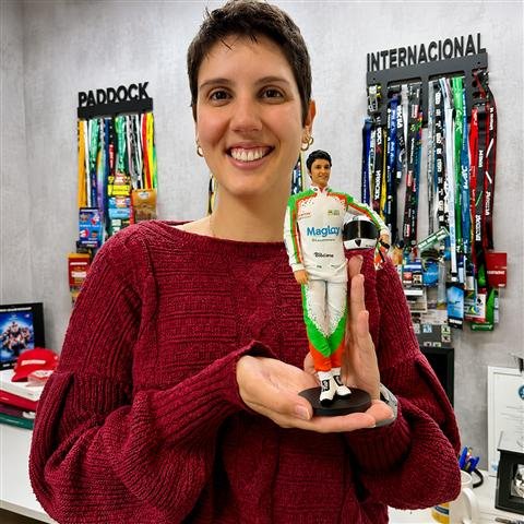 Cliente segurando sua miniatura 3D de piloto de corrida com capacete
